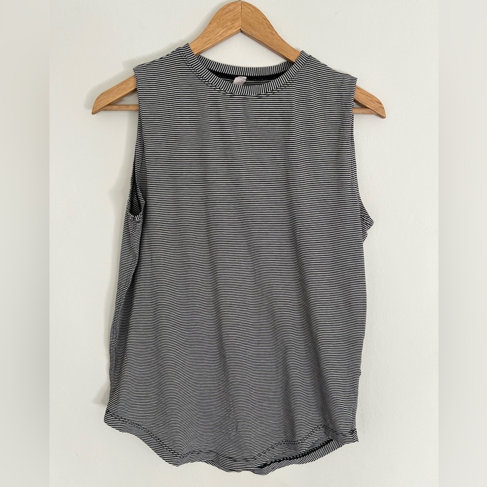 Lululemon Muscle Tee Black n White Stripe Size 4